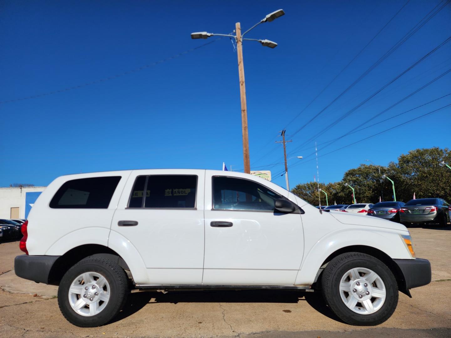 2005 WHITE Dodge Durango ST (1D4HD38K75F) with an 3.7L V6 SOHC 12V engine, AUTO transmission, located at 2660 S.Garland Avenue, Garland, TX, 75041, (469) 298-3118, 32.885551, -96.655602 - Photo#2